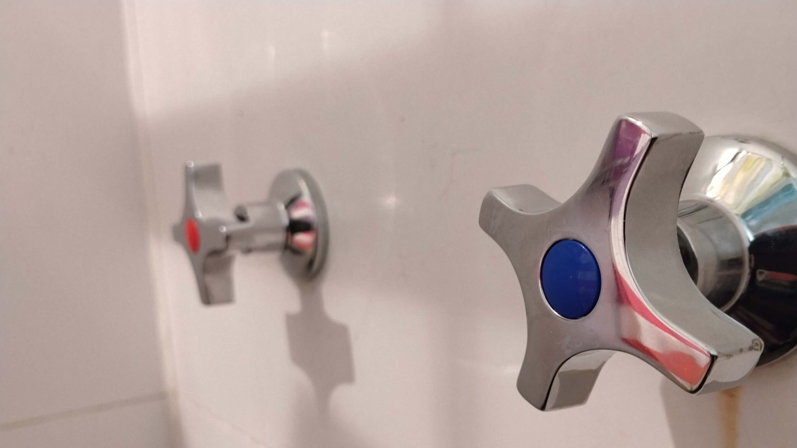 Llaves de agua fría y caliente instaladas en ducha por Pro Maestro Chile, gasfitería a domicilio en Santiago